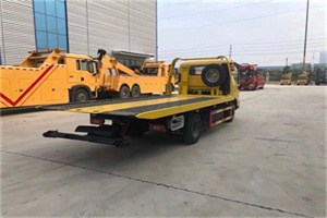 新成路非事故拖车