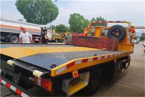 新成路附近拖车电话号码服务